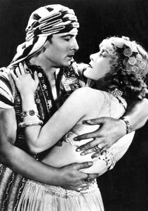 Rudolf Valentino en Ahmed et Vilma Banky en Yasmin dans Le Fils du Cheik, 1926, vers 1930 - American Photographer